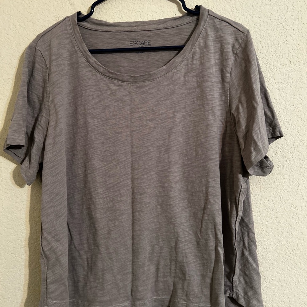 Escape for Habitat Short Sleeve Scoop Neck Tee in Gray Outdoors Granola